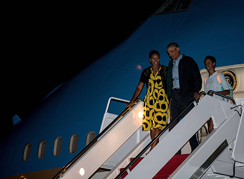 חזר מהחופשה ישר לבעיית דאעש. ברק, מישל ומאליה אובמה נוחתים במרילנד (צילום: AFP) (צילום: AFP)