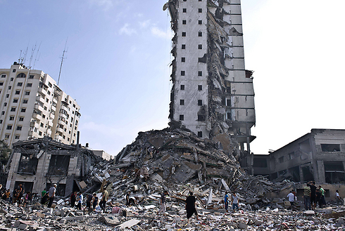 Gaza high-rise destroyed in IDF shelling (Photo: AFP)