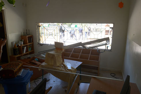 Ashdod kindergarten hit by rocket (Photo: Avi Rokach)