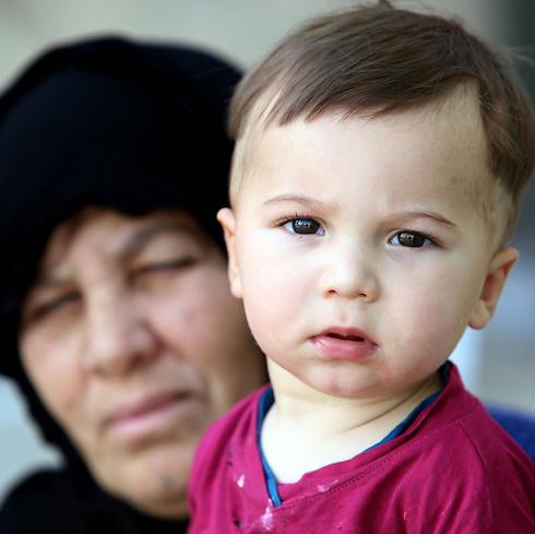 ילד ואמו שברחו מאימת דאעש, עיראק (צילום: AFP) (צילום: AFP)