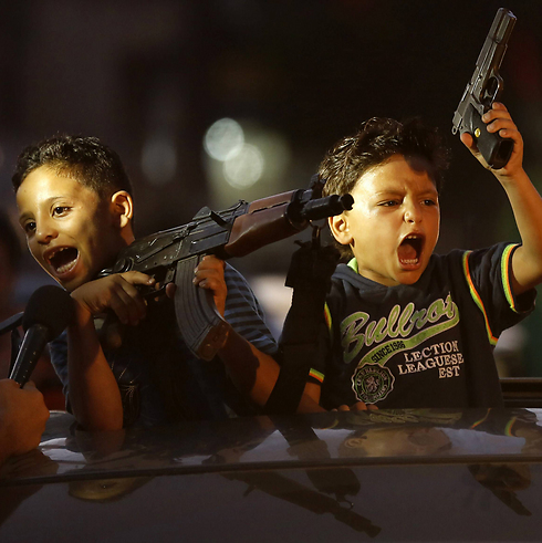 ילדים בעזה חוגגים עם רובים ואקדחים  (צילום: AFP) (צילום: AFP)