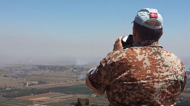 איש או"ם צופה לעבר הקרבות (צילום: אחיה ראב"ד) (צילום: אחיה ראב