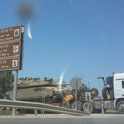 מוביל טנקים בגבול הרצועה (צילום: יואב זיתון) (צילום: יואב זיתון)