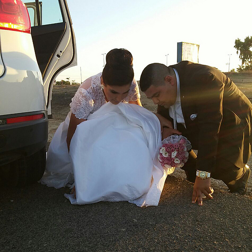 החתן והכלה בשעת האזעקה בדרך לאולם               (צילום: נמי טויטו) (צילום: נמי טויטו)