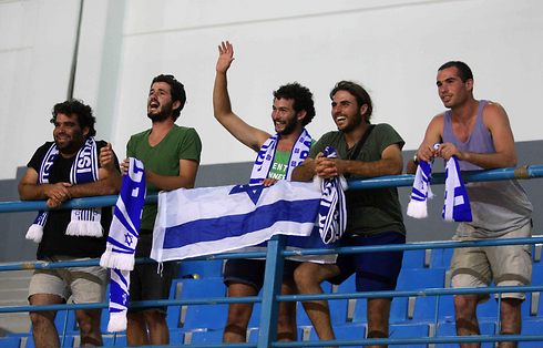 אוהדי הנבחרת בקפריסין (צילום: באדיבות איגוד הכדורסל) (צילום: באדיבות איגוד הכדורסל)