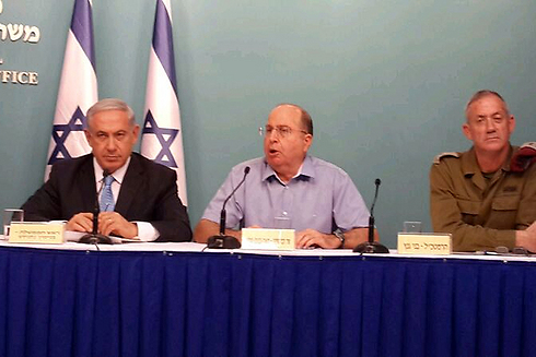 Netanyahu, Ya'alon and Gantz (Photo: Noam 'Dabul' Dvir)  (Photo: Noam 'Dabul' Dvir)