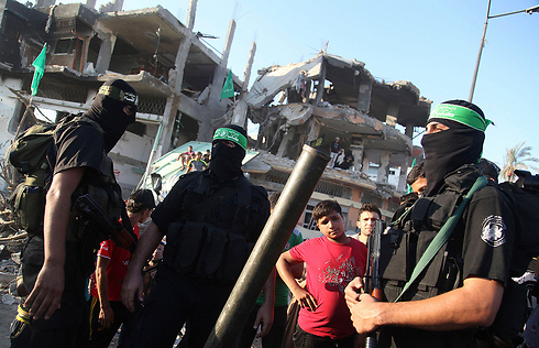 חמושי חמאס במפגני ניצחון ברחובות עזה  (צילום: רויטרס) (צילום: רויטרס)