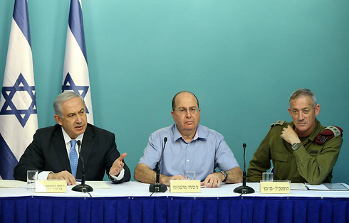 Netanyahu, Ya'alon, and Gantz during op (Photo: Amit Shaabi)