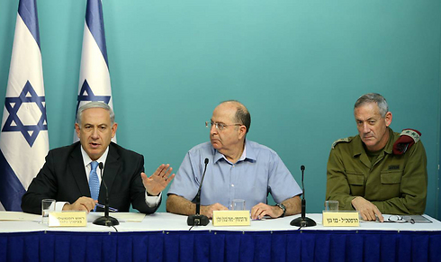 Netanyahu, Ya'alon and Gantz holding a press conference during Protective Edge (Photo: Amit Shabi)