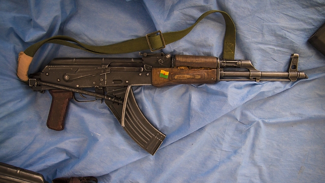 הנשק הפופולארי באזור. רובה קלצ'ניקוב (צילום: MCT) (צילום: MCT)