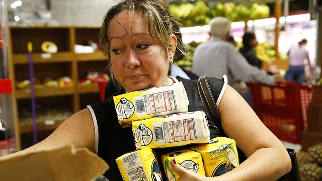 מהר לפני שייגמר. קונים קמח בוונצואלה (צילום: רויטרס) (צילום: רויטרס)