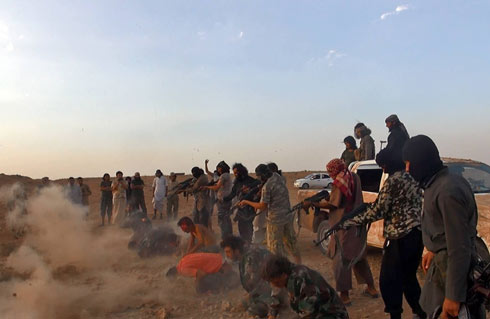 מוציאים להורג חיילים סורים (צילום: AP) (צילום: AP)