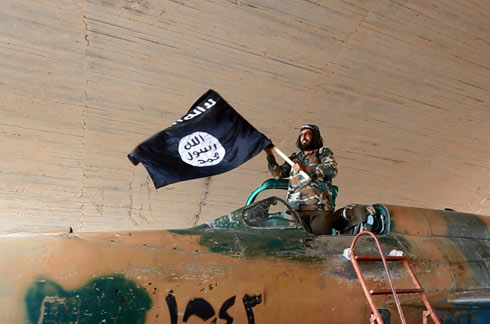 לוחם של דאעש חוגג כיבוש בסיס צבאי בראקה (צילום: AP) (צילום: AP)