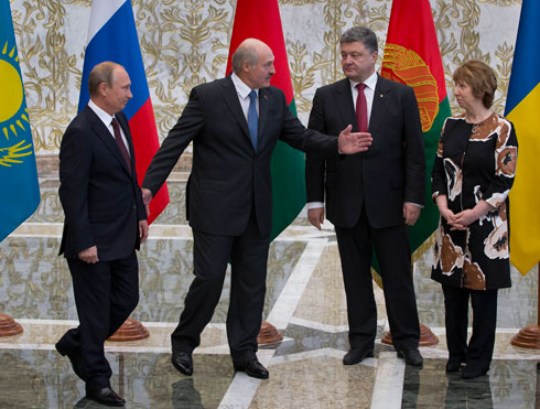 רק שלשום הם לחצו ידיים במינסק. פוטין (משמאל), פורושנקו (שני מימין), שרת החוץ של האיחוד אשטון ונשיא בלרוס לוקשנקו (צילום: AP) (צילום: AP)