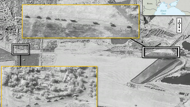 תמונת לוויין של נאט"ו מציגה לכאורה שיירה צבאית רוסית חמושה באזור קרסנודון באוקראינה (צילום: AFP PHOTO / HO / DIGITAL GLOBE) (צילום: AFP PHOTO / HO / DIGITAL GLOBE)