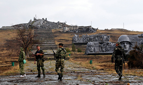 מורדים פרו-רוסים ליד דונייצק (צילום: רויטרס) (צילום: רויטרס)