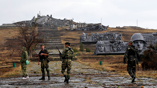 מורדים פרו-רוסים ליד דונייצק (צילום: רויטרס) (צילום: רויטרס)