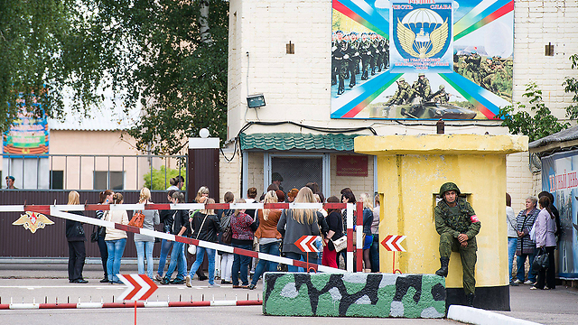 קרובי משפחה מחפשים את יקיריהם בבסיס מצפון למוסקבה (צילום: AFP) (צילום: AFP)