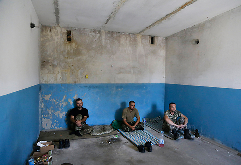 שומרים בגבול מזרח אוקראינה בשבי המורדים (צילום: AP) (צילום: AP)