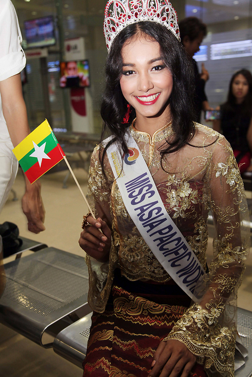 מיס אסיה עם הכתר בימים שלווים יותר (צילום: AP) (צילום: AP)