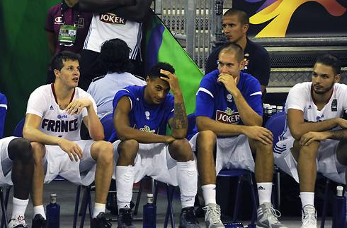שחקני צרפת מאוכזבים (צילום: EPA) (צילום: EPA)