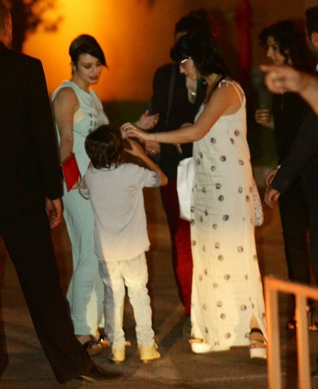 "מתי מוציאים את המנה העיקרית?" נינט וסופי טייב עם בני המשפחה המאושרת (צילום: אמיר מאירי)