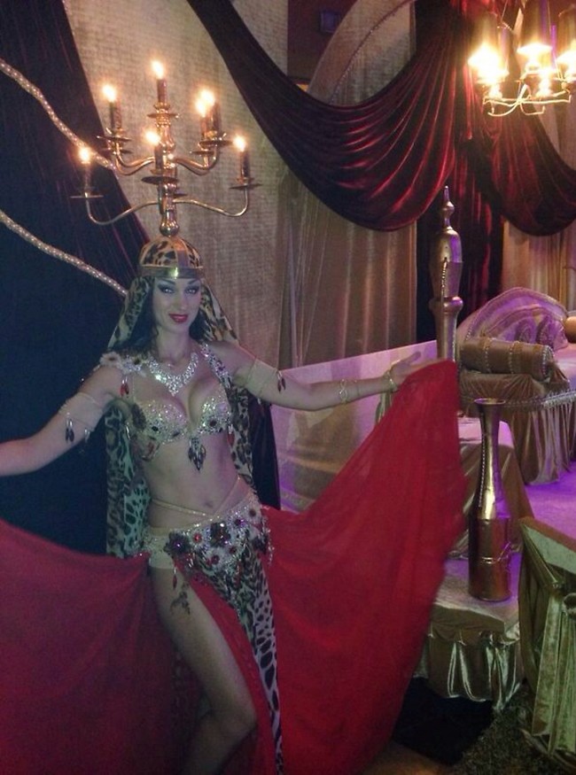 ואפילו יש רקדנית בטן בהפתעה! (צילום פרטי)