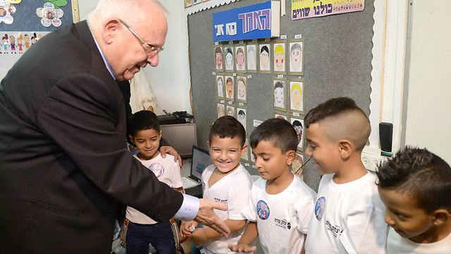 President Rivlin visits a school in Dimona on the first day of school (Photo: Mark Neiman, GPO)