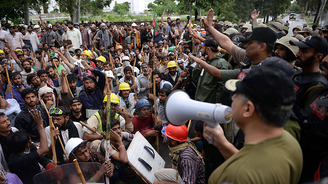 Pakistani soldiers blocking protesters (Photo: AFP)