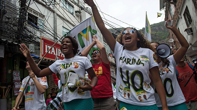 התומכים של מרינה. ברזיל גולשת למיתון (צילום: AFP) (צילום: AFP)