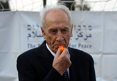 Peres blows the opening whistle (Photo: Roi Idan)