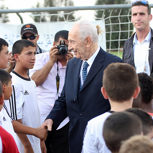 Peres meeting the program's participants (Photo: Roi Idan)