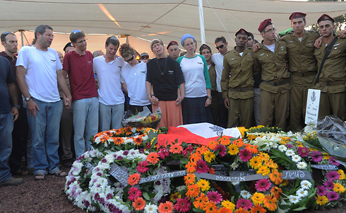 Grieving over the burial site of Shalev (Photo: Avihu Shapira)