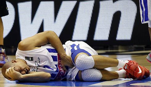 הפציעה של ארויו. הרגע ששינה עבור סנגל את המומנטום בטורניר (צילום: AP) (צילום: AP)