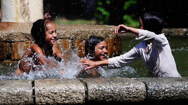 ילדים בעיר המקדונית ביטולה בחופשת הקיץ (צילום: רויטרס) (צילום: רויטרס)