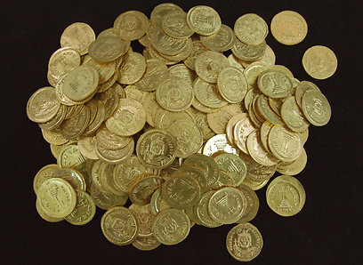 264 מטבעות מהתקופה הביזנטית, שהוטמנה ביריעת בד על מדף בחדר (צילום: רשות העתיקות, קלרה עמית) (צילום: רשות העתיקות, קלרה עמית)