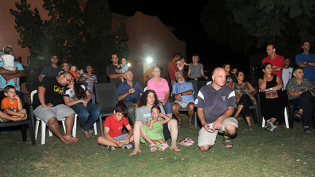 Kibbutz Nahal Oz families farewell gathering in Kibbutz Urim (Photo: Haim Hornstein)
