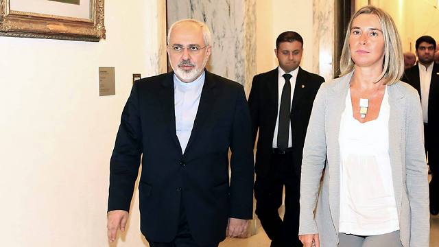 Iranian Foreign Minister meets with Italian counterpart Federica Mogherini who will soon replace Catherine Ashton as EU foreign policy chief (Photo: EPA)