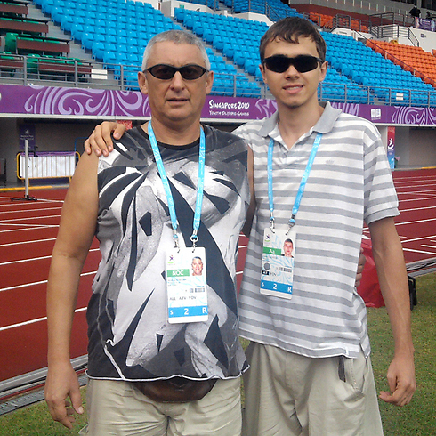 Дмитрий и его наставник. Фото: федерация легкой атлетики