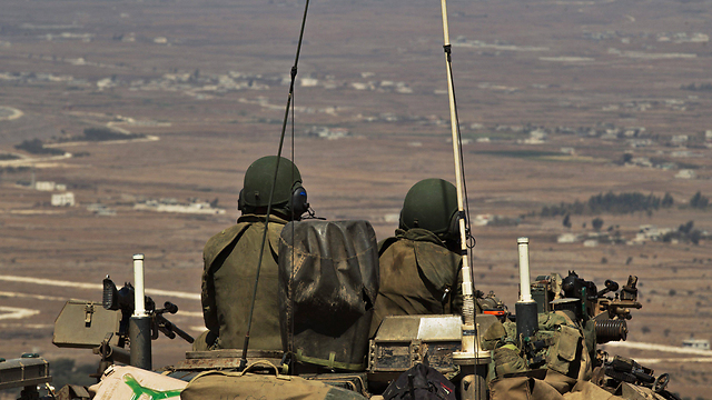 חיילי צה"ל צופים לעבר הקרבות בסוריה (צילום: EPA) (צילום: EPA)