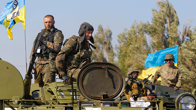 חיילים אוקראינים במזרח המדינה (צילום: AP) (צילום: AP)