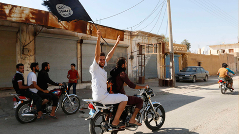 תומכי דאעש בעיר ראקה בסוריה (צילום: רויטרס) (צילום: רויטרס)