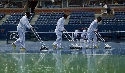 גם הגשם לא קילקל לצ'יליץ' את החגיגה (צילום: AFP) (צילום: AFP)