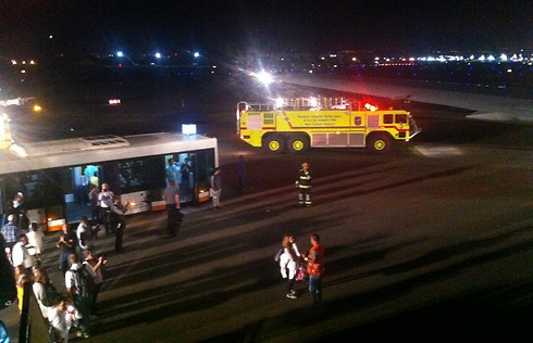 הנוסעים מפונים מהמטוס, הלילה (צילום: שירה ארבל) (צילום: שירה ארבל)