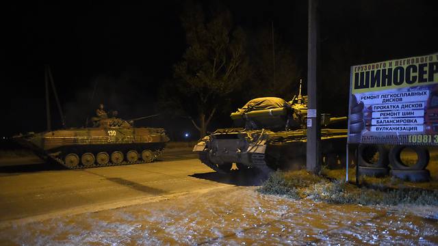טנקים אוקראיניים מחוץ למריופול, הלילה (צילום: AFP) (צילום: AFP)