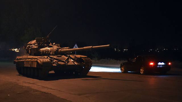 מול הטנק, מכונית פרטית שנסה לכיוון רוסיה (צילום: AFP) (צילום: AFP)