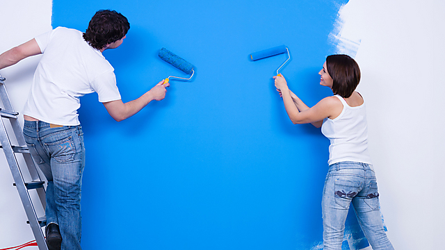 בוחרים בגוון בולט? הסתפקו בקיר אחד צבעוני, כדי שלא תתחרטו ותתקשו להיפטר בקלות מהגוון (צילום: shutterstock) (צילום: shutterstock)