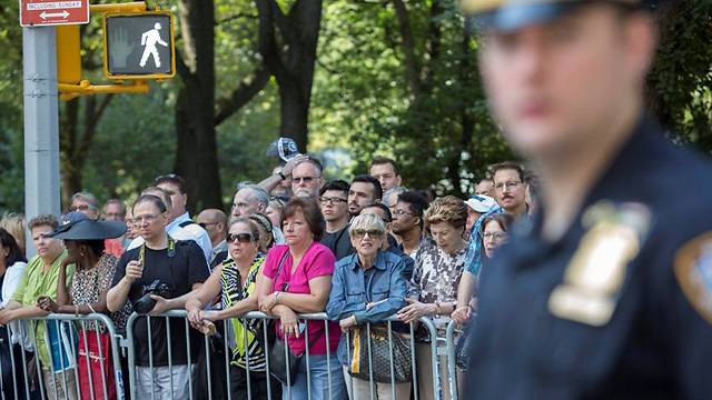 Fans crowd New York street outside Temple Emanu-El (Photo: EPA)
