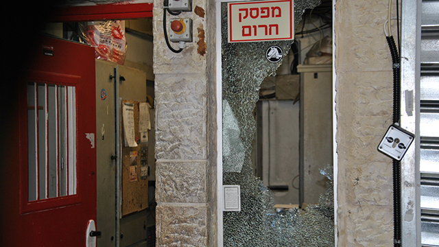 הנזק שנגרם בתחנת הדלק בירושלים (צילום:  עופר מאיר) (צילום:  עופר מאיר)