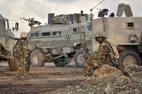 נתמכים ע"י האו"ם וארה"ב. חיילים אוגנדים מהאיחוד האפריקני בסומליה (צילום: AP) (צילום: AP)